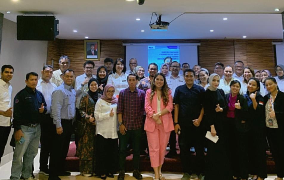 "Direktur Global Inspeksi, Vera Marini Sianipar, menyampaikan informasi mengenai manfaat sertifikasi usaha pariwisata pada acara sosialisasi di Hotel Grand Sakura, Medan, yang dihadiri oleh pejabat dari Kemenparekraf dan Dinas Pariwisata."